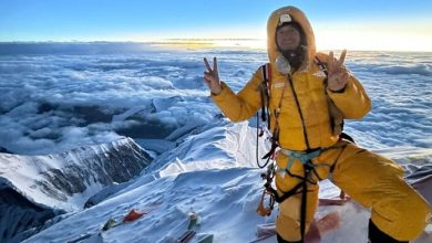 Lukas Furtenbach sulla vetta dell'Everest. Foto FB Furtenbach adventures
