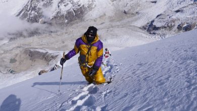 Nives Meroi durante la salita. Da notare la neve fino alle ginocchia. Foto FB Romano Benet