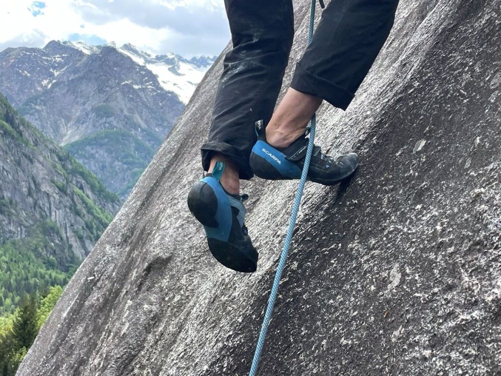 Piedi che si affidano a superfici lisce, apparentemente prive di appigli (foto M. Comi).