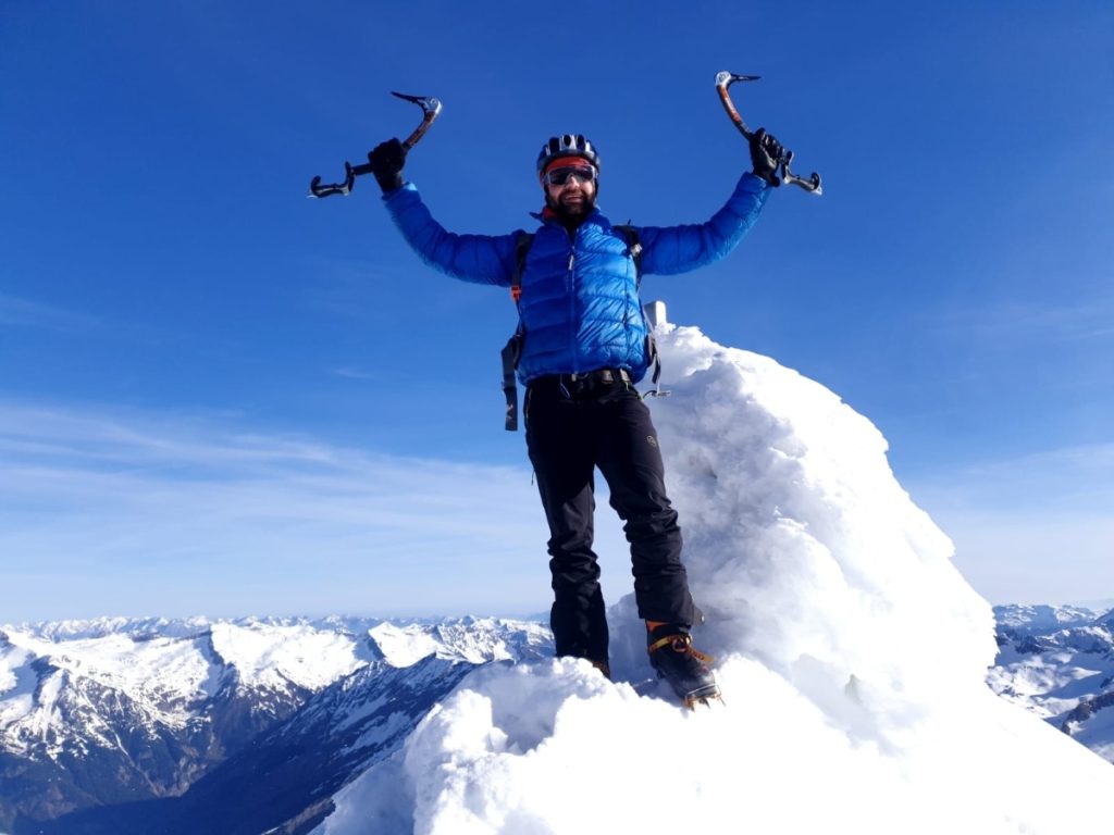 Thomas Reichegger su una delel cime della Valle Aurina. L'alpinista ha chiesto di non specificare i luoghi ritratti nelle foto che accompagnano questo articolo. Foto Thomas Reichegger