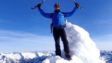 Thomas Reichegger su una delel cime della Valle Aurina. L'alpinista ha chiesto di non specificare i luoghi ritratti nelle foto che accompagnano questo articolo. Foto Thomas Reichegger