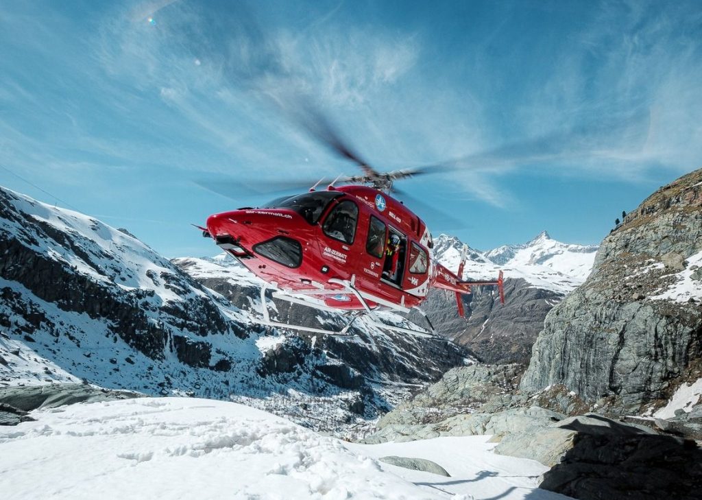 Un elicottero di Air Zermatt, la compagnia che ha effettuato i ritrovamenti. FB Air Zermatt