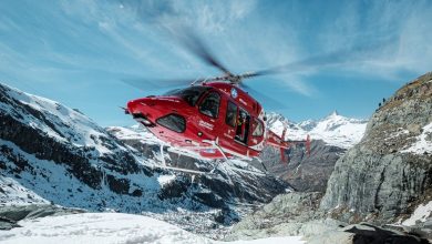 Un elicottero di Air Zermatt, la compagnia che ha effettuato i ritrovamenti. FB Air Zermatt