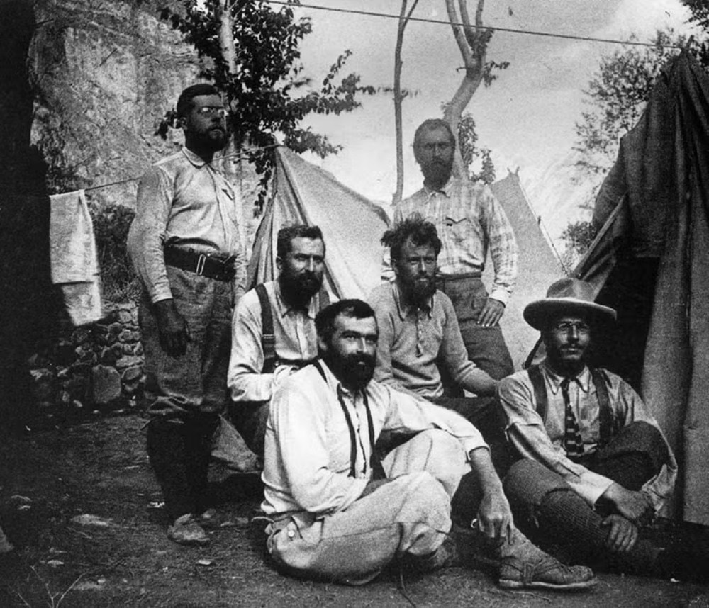 Aleister Crowley (secondo da sinistra) con i compagni durante la spedizione al K2 nel 1902 @ Picture Post-Hulton Archive-Getty Images)