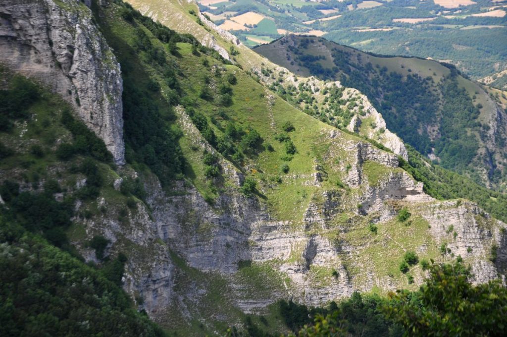 I ripidi contrafforti del Catria, foto SA
