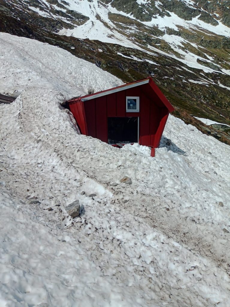Il Bivacco Lanti circondato dalla valanga. Foto Cecco Bettoni