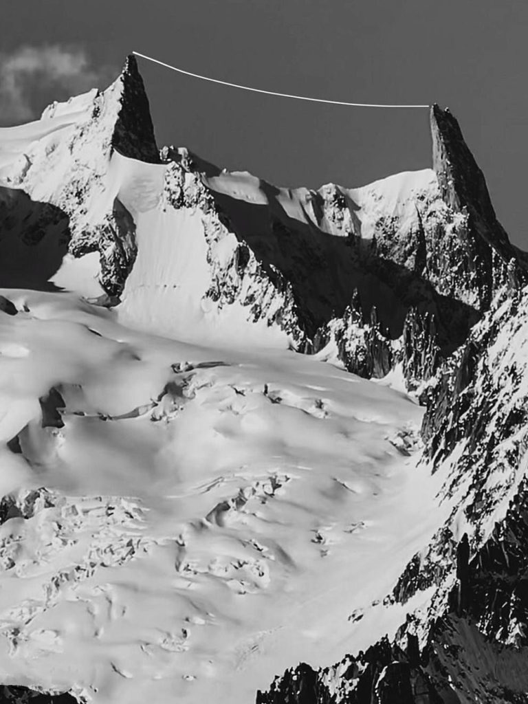 La linea tra il Dente del Gigante (4014 m) e il Mont Mallet (3988 m) percorsa dagli highliner