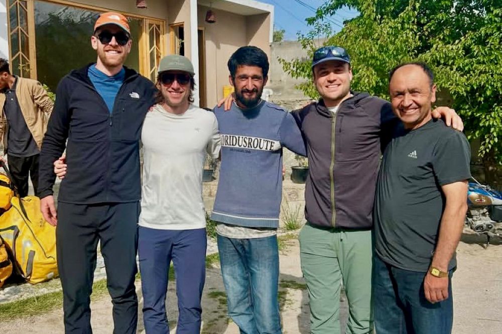 I tre scalatori con alcuni amici pakistani prima dell