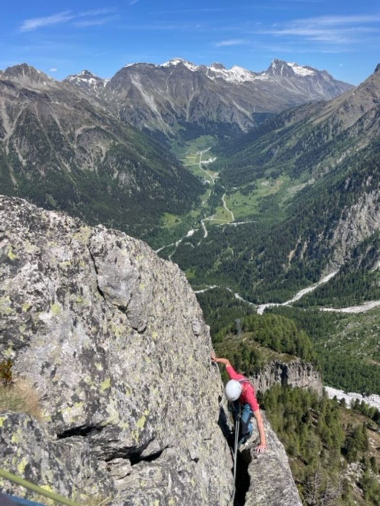 Il verde dei boschi esplode sotto gli ultimi respiri di primavera (foto M. Comi).