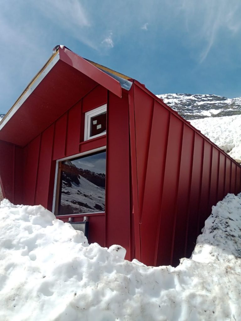 La facciata del bivacco Lanti, rimasto quasi indenne dopo la valanga. Foto Cecco Bettoni