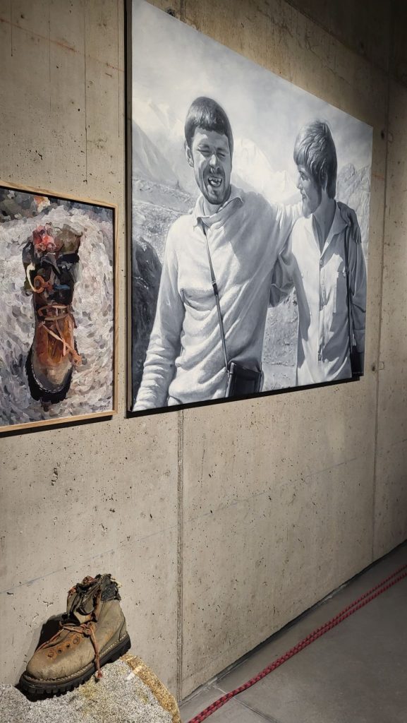 Lo scarpone di Günther Messner nel corridoio della Reinhold Messner Haus, dedicato quest