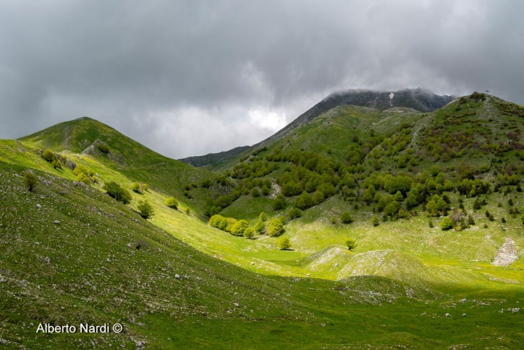 Giochi di luce ai piedi del Monte Miletto. Foto Alberto Nardi