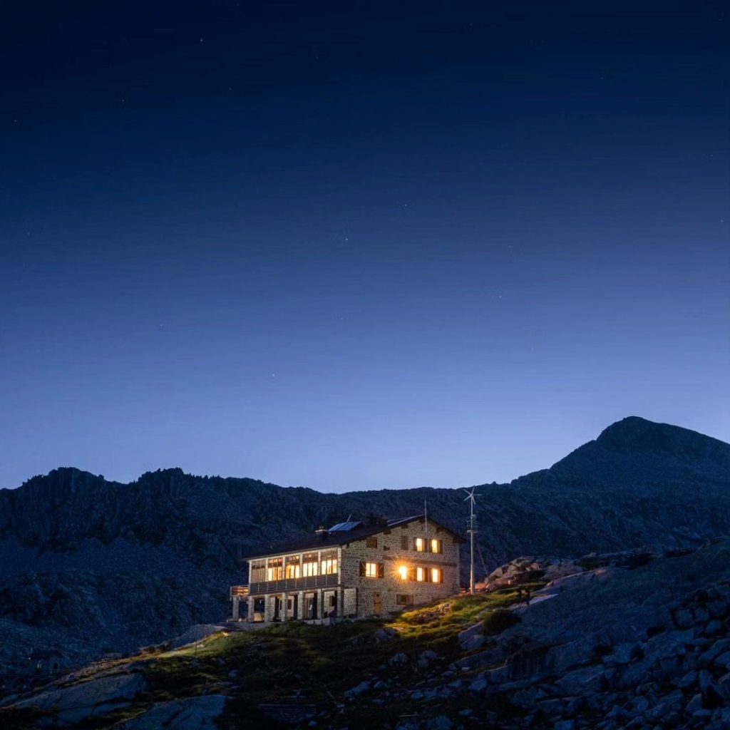 Il Rifugio Tita Secchi ai piedi del Cornone del Blumone (BS). Foto FB Rifugio Tita Secchi