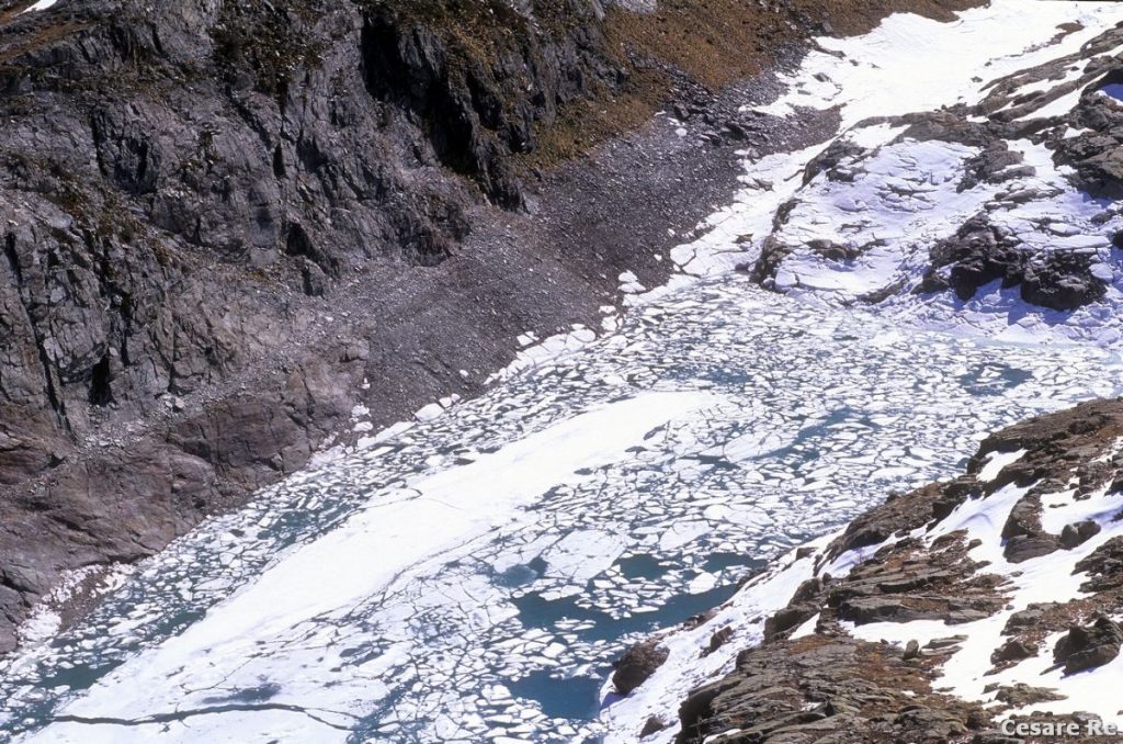 Il lago Pirola visto dalla vetta. Foto Cesare Re