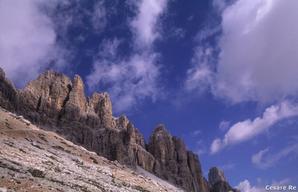 In discesa lungo la Val Travenanzes. Foto Cesare Re