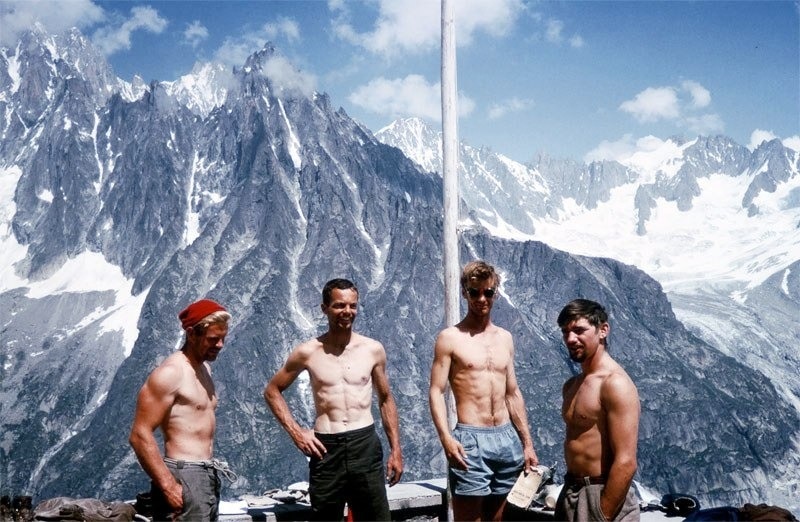 John Harlin II (primo a sinistra) con Tom Frost, Gary Hemming, e Stewart Fulton dopo la salita all