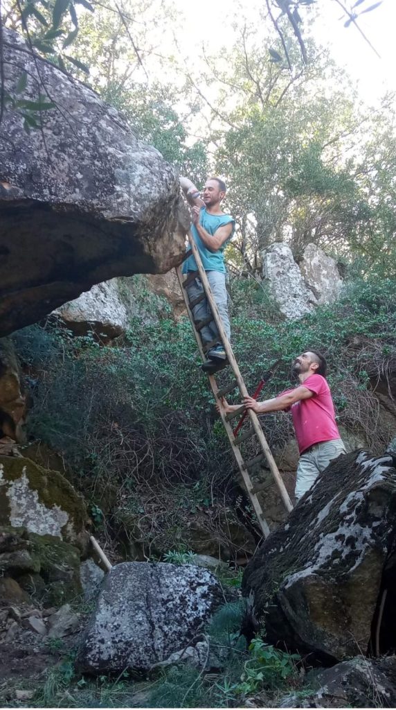Marco Giorgio e Davide Scornavacca durante la pulizia del masso 48, settore Fantasia. Foto di Ienia Golino