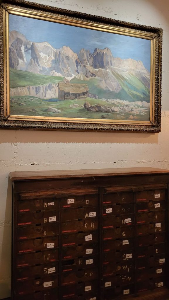 Porta-diapositive originale di Reinhold Messner con un quadro raffigurante le montagne della sua infanzia, teatro di alcune scorribande durante gli anni passati in collegio. Foto Monica Malfatti