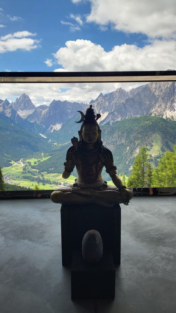 La statua di Shiva, con le Dolomiti di Sesto sullo sfondo. Foto Monica Malfatti