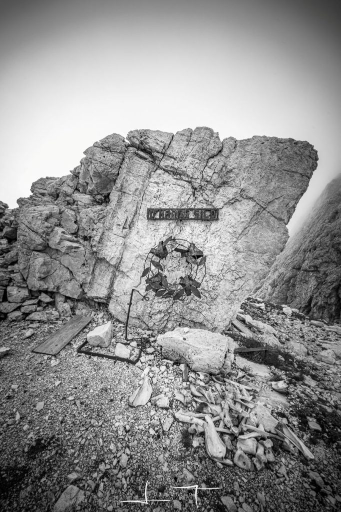 La stele in memoria del Comandante del Wurzbach. Foto Luigi Tassi