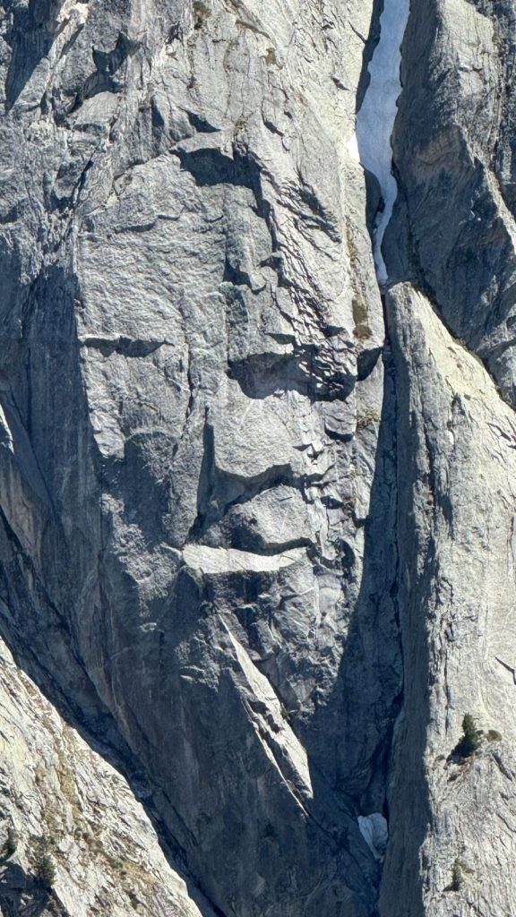 Il Grande Spirito, una curiosa struttura incastonata nella parete di granito, osserva silenzioso la nostra progressione (foto A. Marzi).