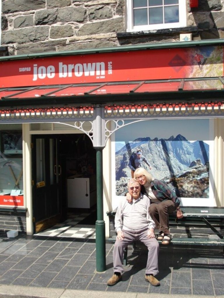 Joe Brown davanti al suo negozio di attrezzature per la montagna