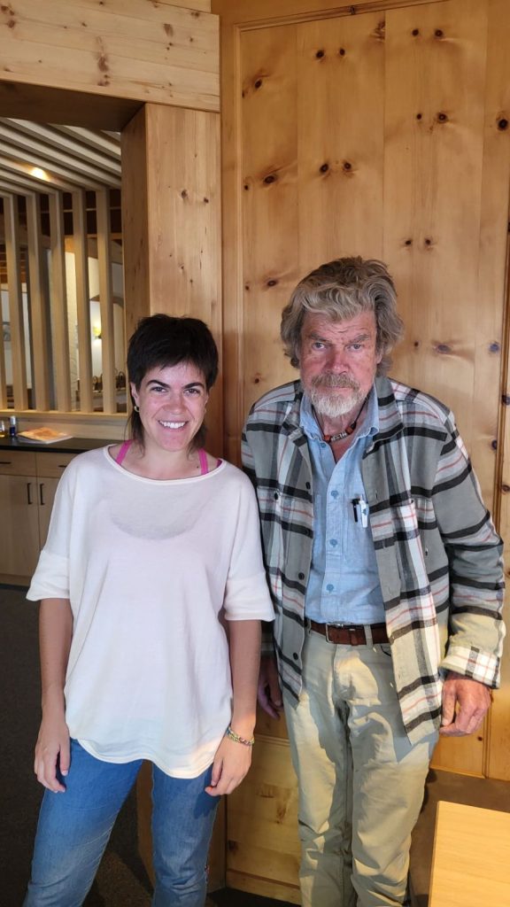 Monica Malfatti, autrice di questo articolo, con Reinhold Messner
