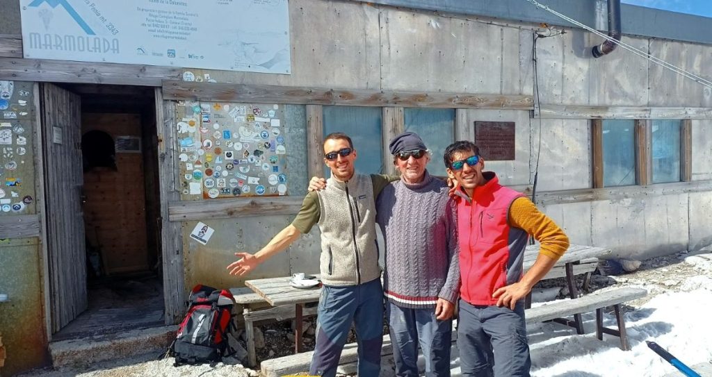 Andrea Gallo e Tobia De Marco, i nuovi gestori di Capanna Punta Penia con Aurelio Soraruf, proprietario della struttura