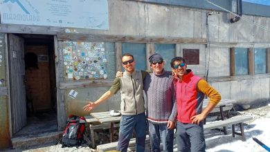 Andrea Gallo e Tobia De Marco, i nuovi gestori di Capanna Punta Penia con Aurelio Soraruf, proprietario della struttura