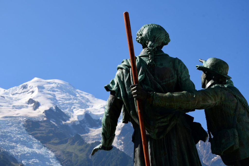 Balmat indica al de Saussure la via per la vetta del Monte Bianco . Foto Stefano Ardito