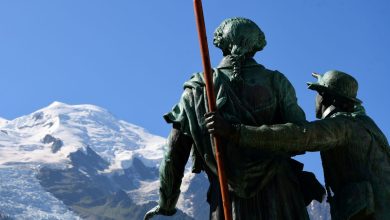 Balmat indica al de Saussure la via per la vetta del Monte Bianco . Foto Stefano Ardito