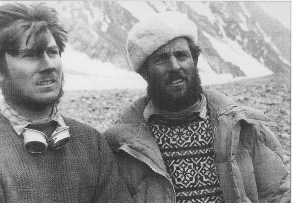 Eric Abram con Walter Bonatti durante la spedizione al K2 del 1954 @ Wikipedia