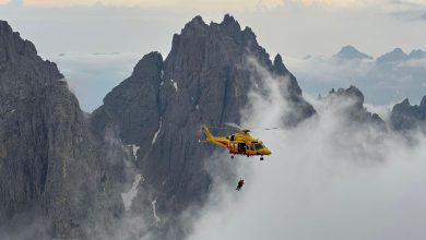 I soccorritori in azione presso Cima Lastei. La nebbia aha ritardato di molte ore l'intervento degli elicotteri @ CNSAS