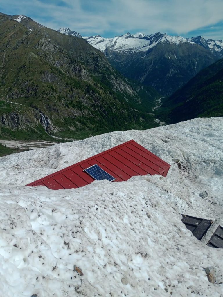  Il Bivacco Lanti (2125 m) come appariva alle prime persone che l'hanno raggiunto dopo la valanga. Foto Cecco Bettoni