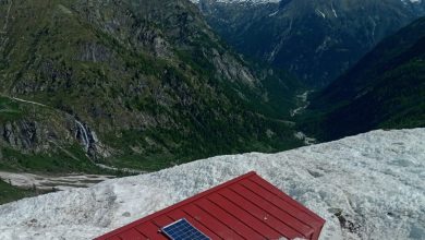  Il Bivacco Lanti (2125 m) come appariva alle prime persone che l'hanno raggiunto dopo la valanga. Foto Cecco Bettoni