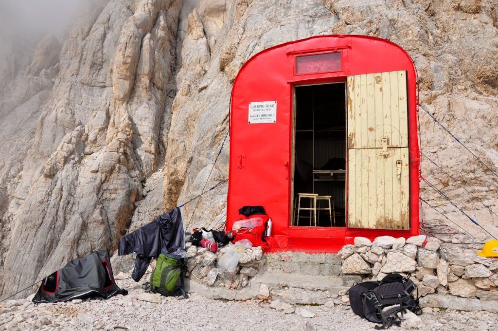 Il bivacco Bafile prima della rimozione. Foto Stefano Ardito