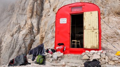 Il bivacco Bafile prima della rimozione. Foto Stefano Ardito