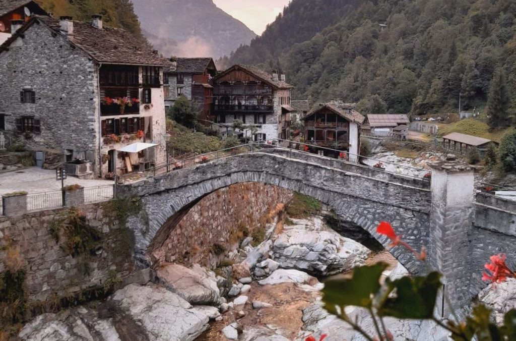 Il borgo di Rassa in Valsesia. Foto Lorena Chiara