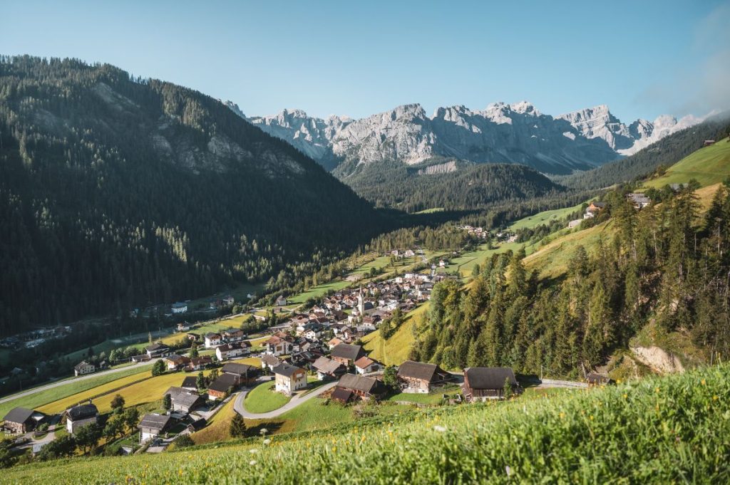 Il paese di Longiarù. Foto Alex Moling