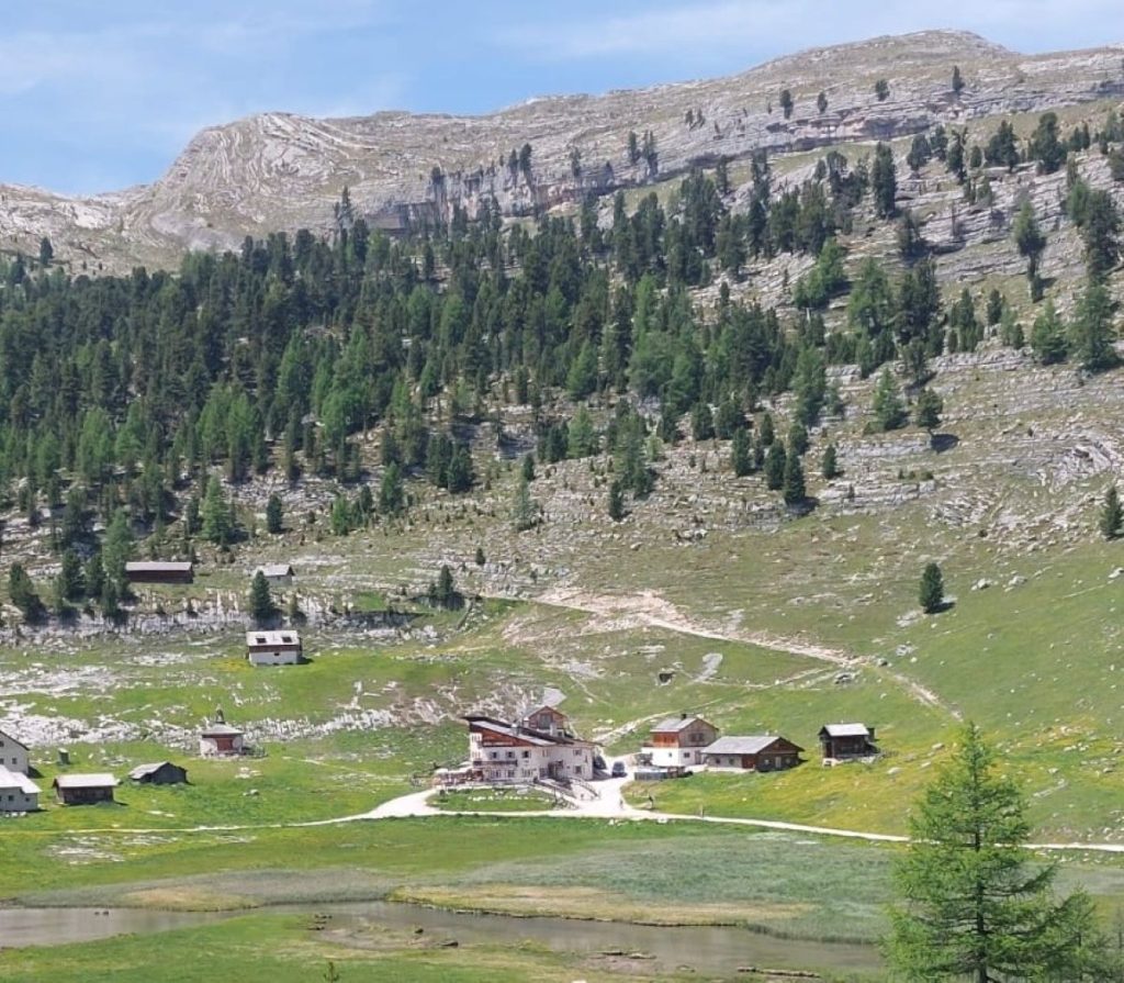 L'Alpe Fanes con il rifugio Lavarella