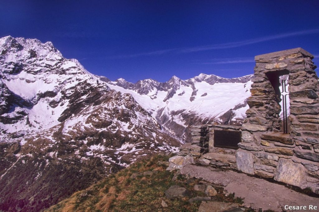 La cima del Torrione Porro con il Disgrazia (a sx nella foto). Foto Cesare Re