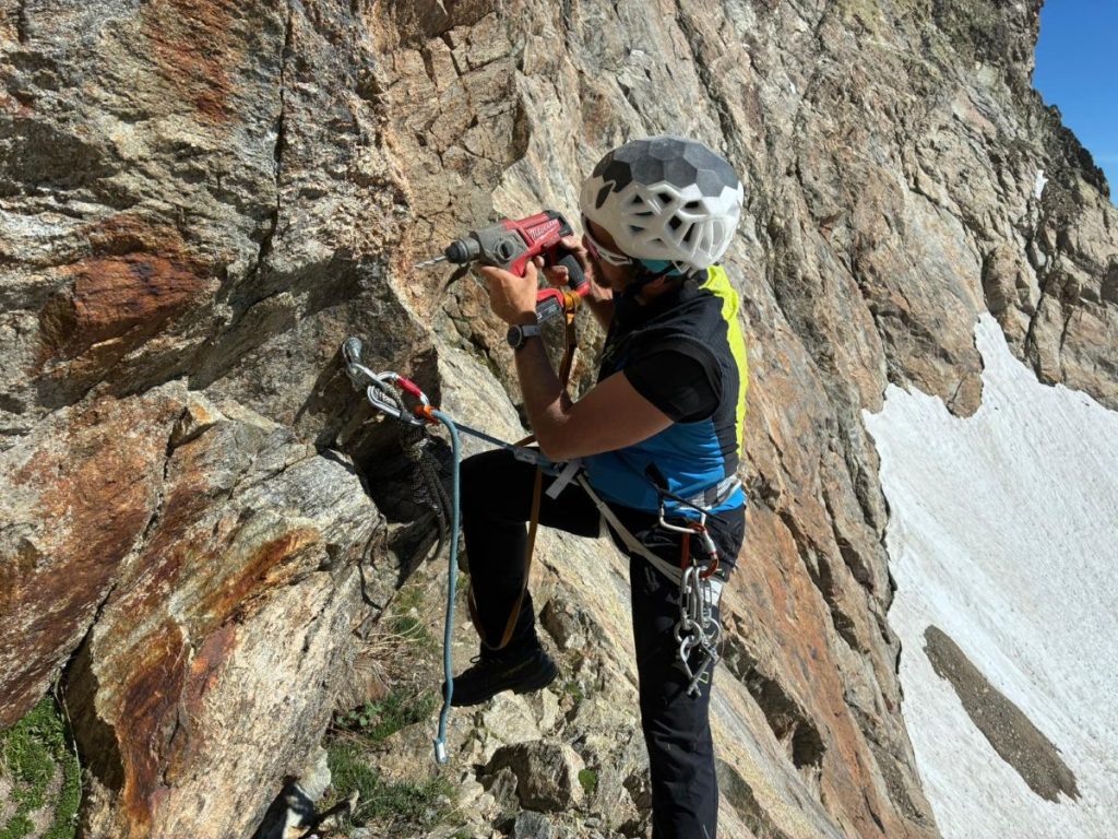 La guida alpina Michele Canova durante l'aggiornamento delle attrezzature di sicurezza sulla via normale Argentera