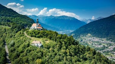 La valle del But con in primo piano la Pieve di San Pietro a Zuglio