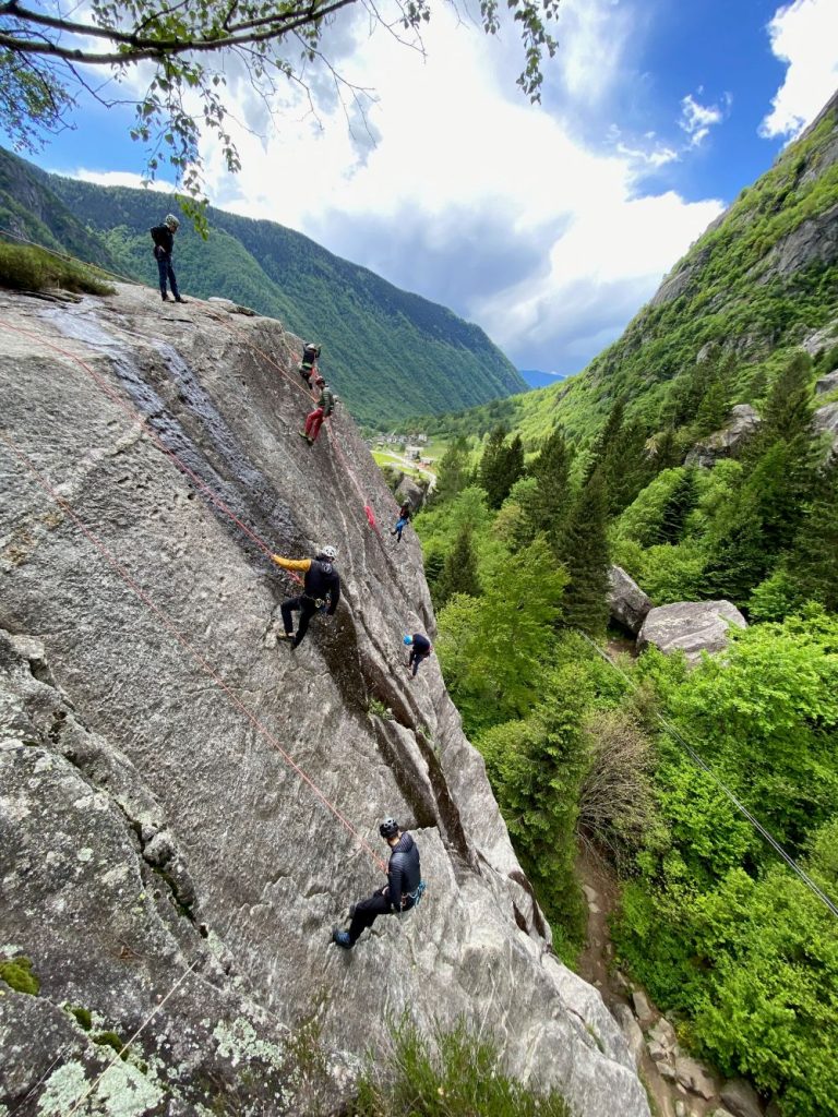 Le due giornate propedeutiche saranno dedicate sia alla roccia che al ghiaccio @ guidealpine.lombardia.it