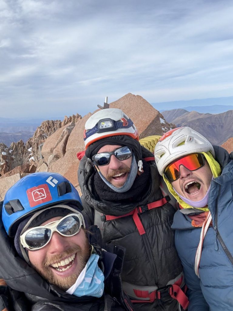 Ulises Kusnezov, Emilio Arcienaga e Bernardo Baena sulla vetta del Chañi Grande. Foto U. Kusnezov