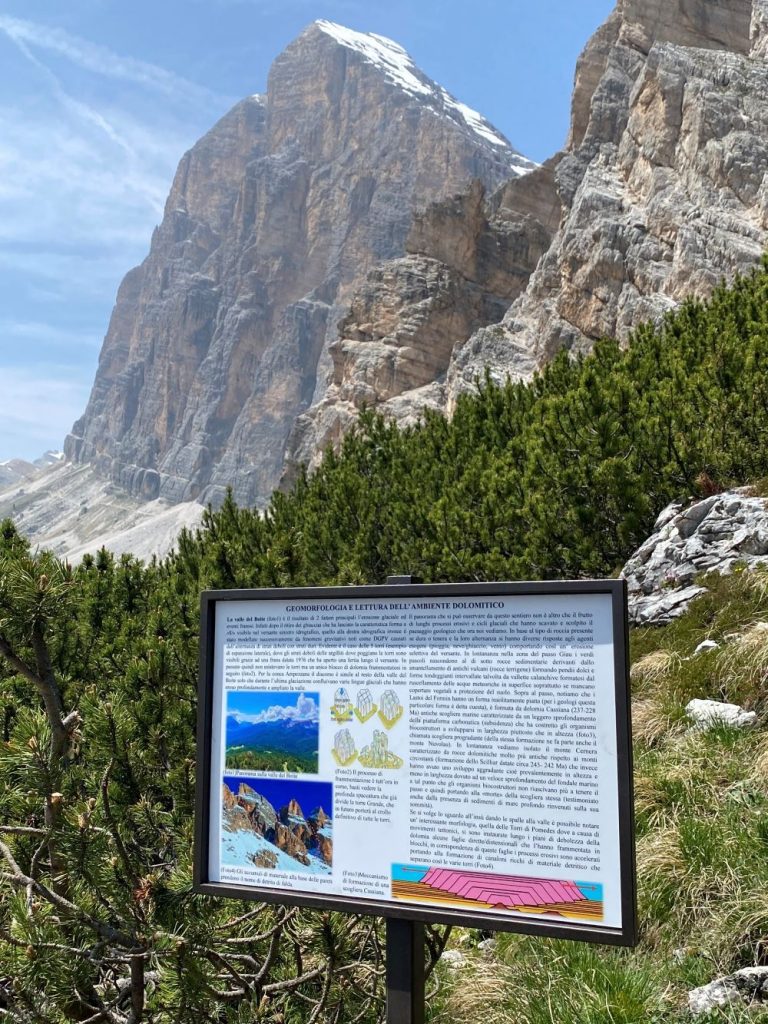 Un sentiero spettacolare ai piedi delle Tofane