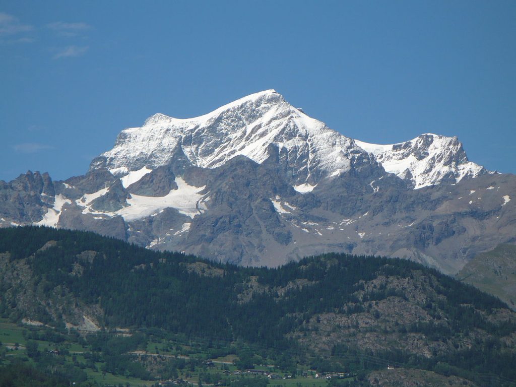 Il Grand Combin visto dalla Valle d'Aosta @ Wikipedia