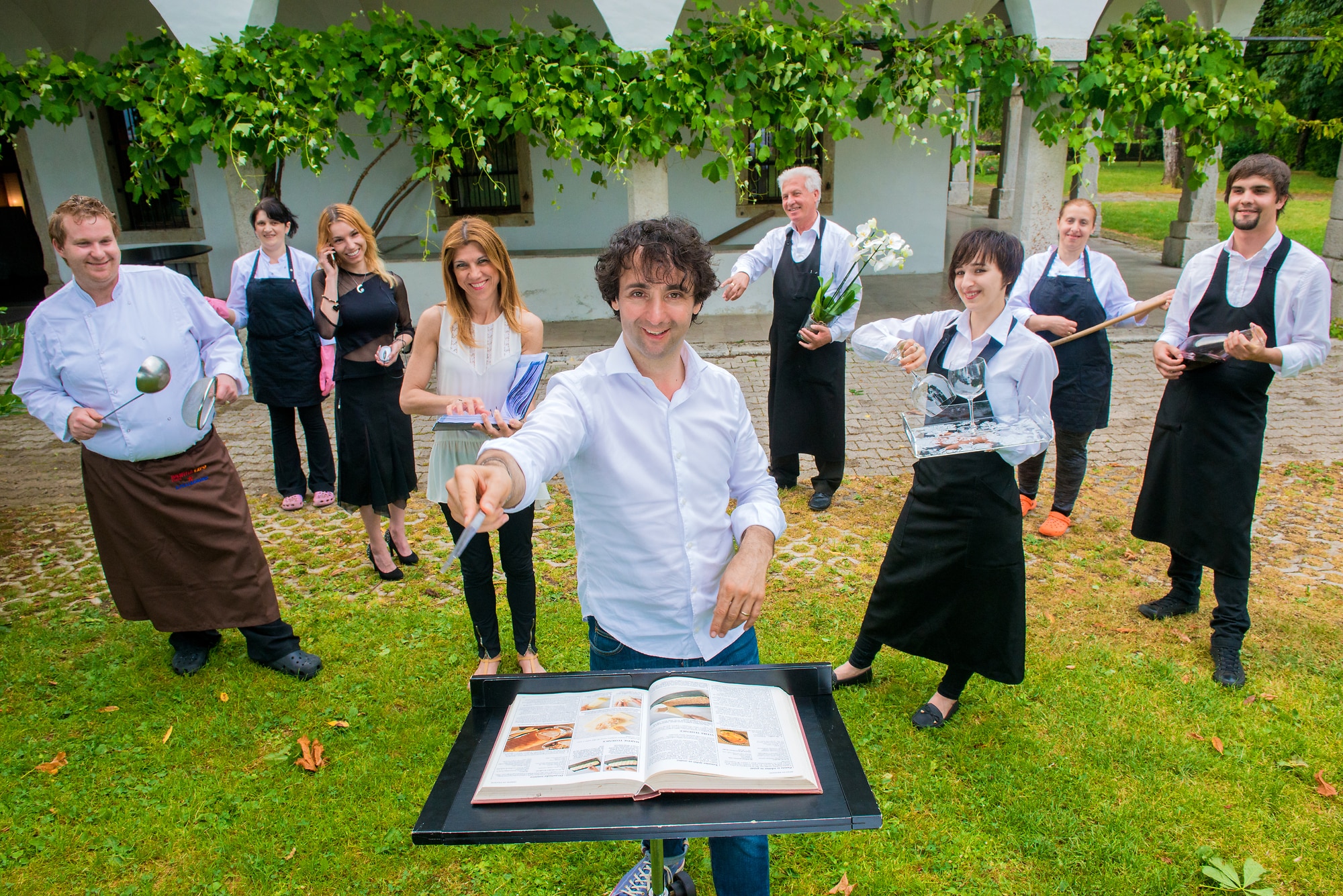 Tomaz Kavcic con il team della locale Lojzetu a Zemono Manor