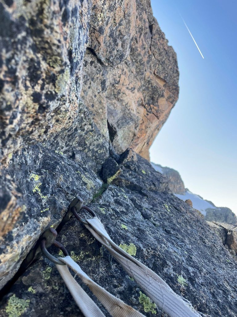 Rari segni di passaggio, due soli chiodi ritrovati in tutta la via, foto M. Comi.