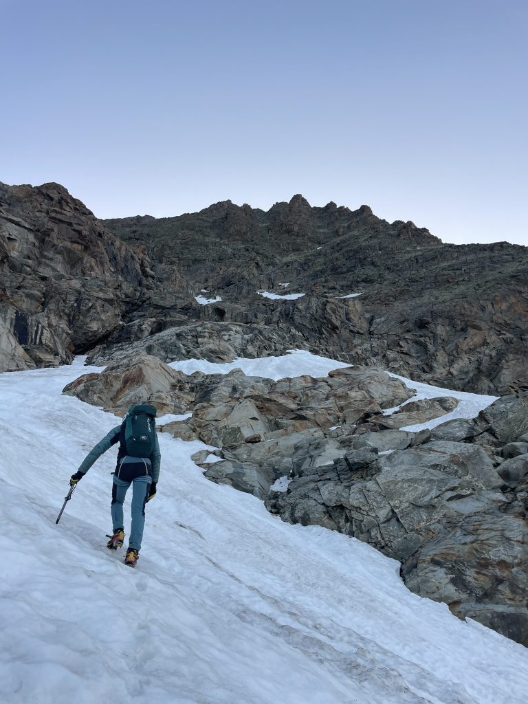 Verso la parete alle prime luci, foto M. Comi.